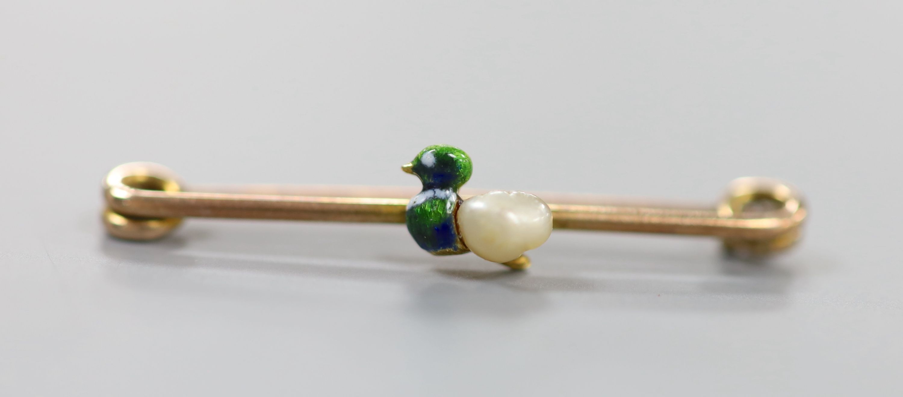An early 20th century small yellow metal, enamel and baroque pearl set duck bar brooch, 31mm, gross weight 1.1 grams.